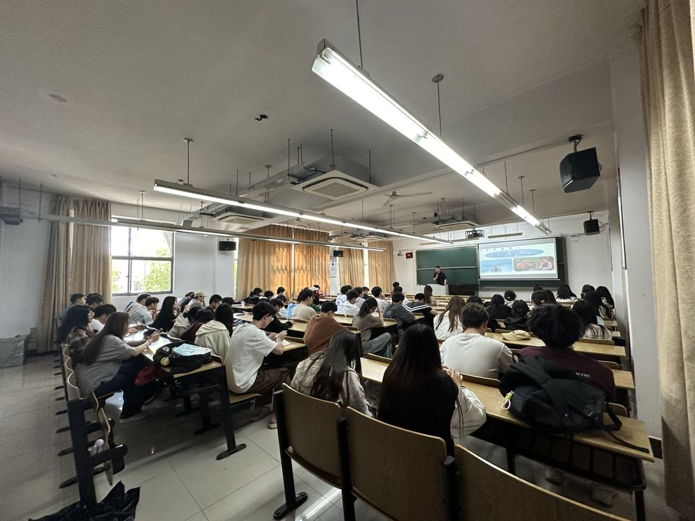3118acm云顶官网科技集团在南京邮电大学通达学院举办讲座